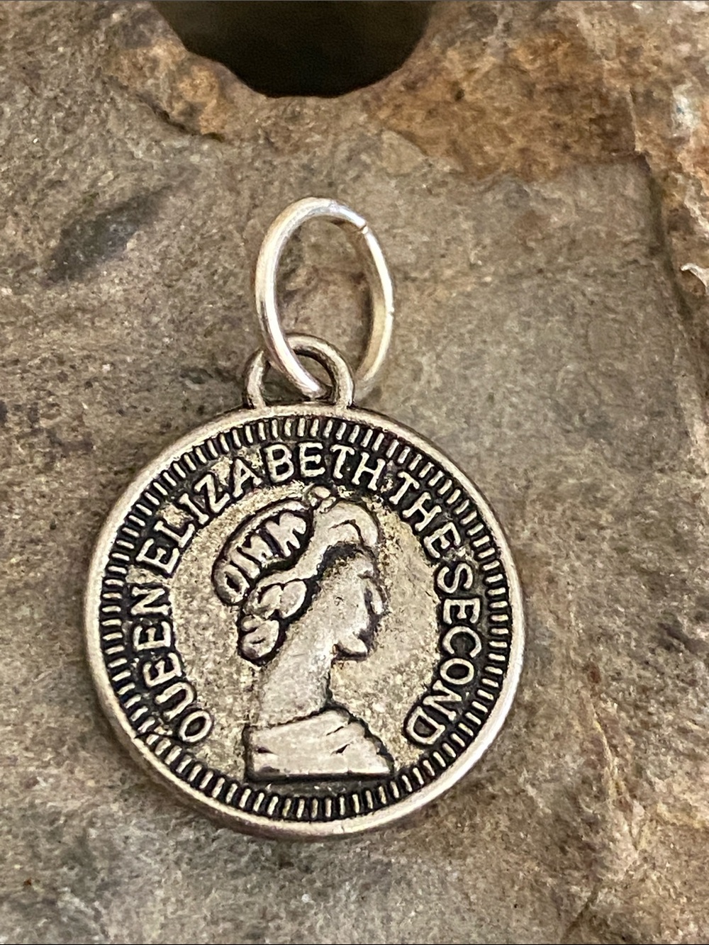 5/$10โค๏ธโค๏ธโค๏ธvTG 90s Silver Tone Zinc Alloy Queen Elizabeth Charm Pendant